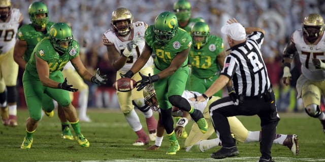 Jan 1, 2015; Pasadena, CA, USA; Oregon Ducks linebacker Tony Washington (91) recovers a fumble from Florida State Seminoles quarterback Jameis Winston (5) to score a touchdown during the second half in the 2015 Rose Bowl college football game at Rose Bowl. Mandatory Credit: Kirby Lee-USA TODAY Sports