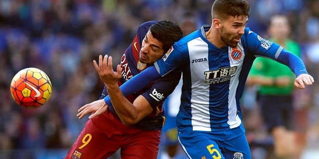 BARCELONA, SPAIN - JANUARY 02: Victor Alvarez (R) of Espanyol competes for the ball with Luis Suarez of Barcelona during the La Liga match between Real CD Espanyol and FC Barcelona at Cornella-El Prat Stadium on January 2, 2016 in Barcelona, Spain. (Photo by Manuel Queimadelos Alonso/Getty Images)