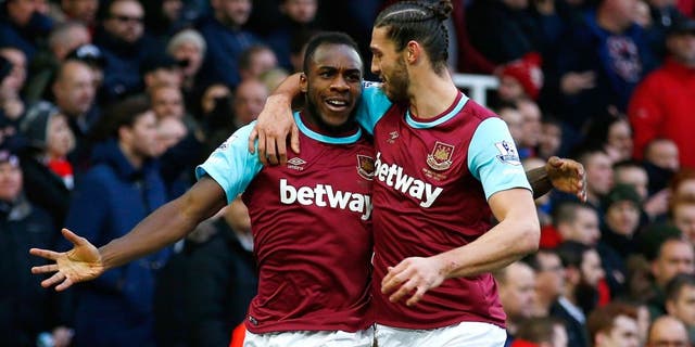 LONDON, ENGLAND - JANUARY 02: Michail Antonio (L) of West Ham United celebrates scoring his team's first goal with his team mate Andy Carroll (R) during the Barclays Premier League match between West Ham United and Liverpool at Boleyn Ground on January 2, 2016 in London, England. (Photo by Clive Rose/Getty Images)