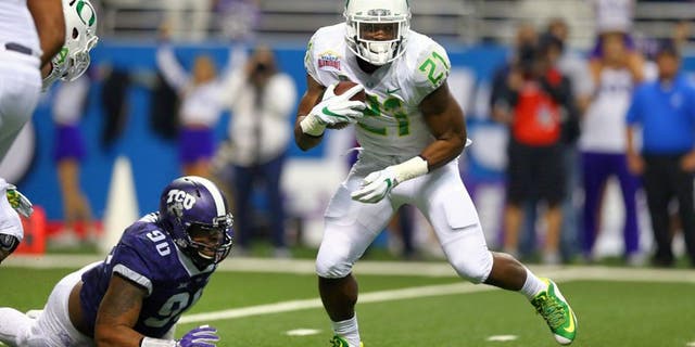 SAN ANTONIO, TX - JANUARY 02: Royce Freeman #21 of the Oregon Ducks runs the ball against the TCU Horned Frogs during the Valero Alamo Bowl at Alamodome on January 2, 2016 in San Antonio, Texas. (Photo by Ronald Martinez/Getty Images)