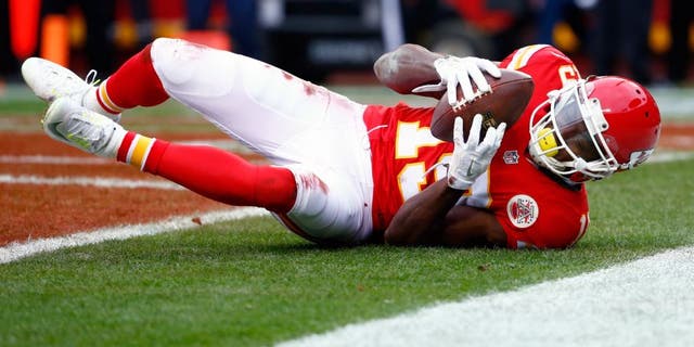 KANSAS CITY, MO - DECEMBER 27: Jeremy Maclin #19 of the Kansas City Chiefs catches a touchdown pass at Arrowhead Stadium during the first quarter of the game against the Cleveland Browns on December 27, 2015 in Kansas City, Missouri. (Photo by Jamie Squire/Getty Images)