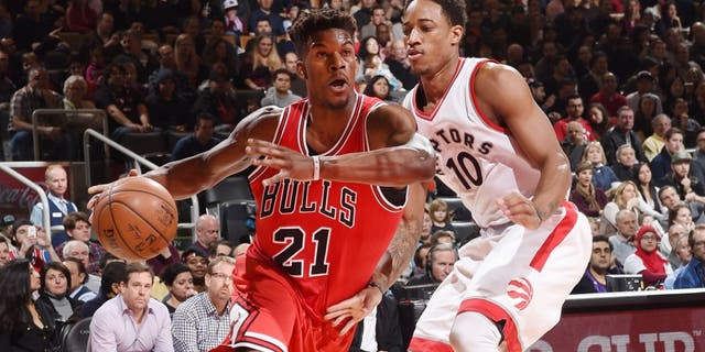 TORONTO, CA - JANUARY 3: Jimmy Butler #21 of the Chicago Bulls drives to the basket against the Toronto Raptors during the game on January 3, 2016 at Air Canada Centre in Toronto, Canada. NOTE TO USER: User expressly acknowledges and agrees that, by downloading and or using this Photograph, user is consenting to the terms and conditions of the Getty Images License Agreement. Mandatory Copyright Notice: Copyright 2016 NBAE (Photo by Ron Turenne/NBAE via Getty Images)