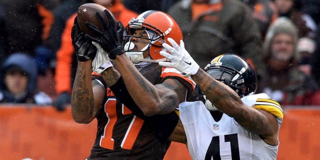 Jan 3, 2016; Cleveland, OH, USA; Cleveland Browns wide receiver Terrelle Pryor (17) makes a catch as Pittsburgh Steelers cornerback Antwon Blake (41) defends during the second quarter at FirstEnergy Stadium. Mandatory Credit: Ken Blaze-USA TODAY Sports