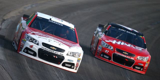 SPARTA, KY - JULY 11: Kevin Harvick, driver of the #4 Budweiser/Jimmy John's Chevrolet, and Kurt Busch, driver of the #41 Haas Automation Chevrolet, race during the NASCAR Sprint Cup Series Quaker State 400 presented by Advance Auto Parts at Kentucky Speedway on July 11, 2015 in Sparta, Kentucky. (Photo by Todd Warshaw/Getty Images)