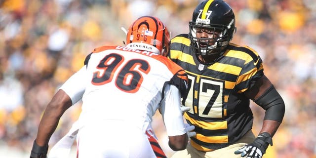 Nov 1, 2015; Pittsburgh, PA, USA; Pittsburgh Steelers tackle Marcus Gilbert (77) blocks at the line of scrimmage against Cincinnati Bengals defensive end Carlos Dunlap (96) at Heinz Field. The Bengals won 16-10. Mandatory Credit: Charles LeClaire-USA TODAY Sports