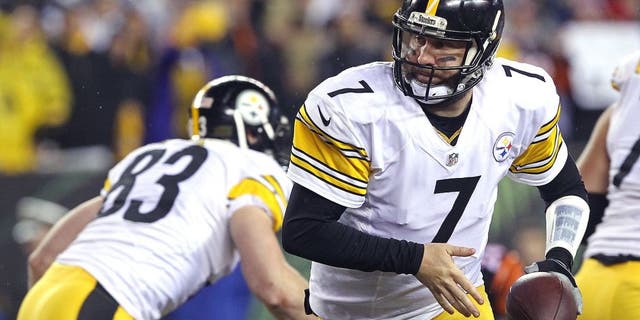 CINCINNATI, OH - JANUARY 09: Ben Roethlisberger #7 of the Pittsburgh Steelers looks to hand off the ball in the first half against the Cincinnati Bengals during the AFC Wild Card Playoff game at Paul Brown Stadium on January 9, 2016 in Cincinnati, Ohio. (Photo by Dylan Buell/Getty Images)