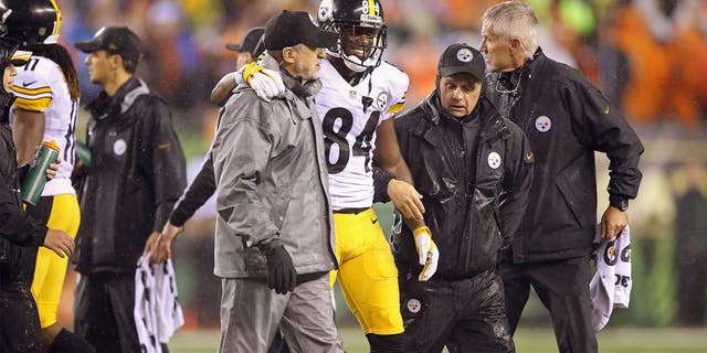 CINCINNATI, OH - JANUARY 09: Antonio Brown #84 of the Pittsburgh Steelers is helped off the field by training staff in the fourth quarter against the Cincinnati Bengals during the AFC Wild Card Playoff game at Paul Brown Stadium on January 9, 2016 in Cincinnati, Ohio. (Photo by Andy Lyons/Getty Images)