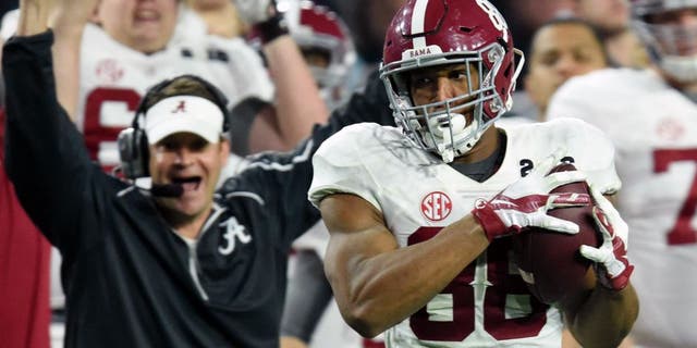 Jan 11, 2016; Glendale, AZ, USA; Alabama Crimson Tide tight end O.J. Howard (88) catches a touchdown pass against the Clemson Tigers in the third quarter in the 2016 CFP National Championship at University of Phoenix Stadium. Mandatory Credit: Matt Kartozian-USA TODAY Sports