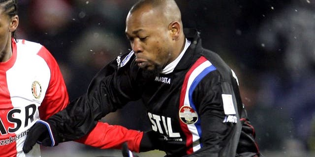 Feyenoord's Georginio Wijnaldum (L) fights for the ball with Ibrahim Kargbo of Willem II (R) on December 19, 2009 in Rotterdam. Feyenoord won the match in the Dutch competition 1-0. AFP PHOTO: ED OUDENAARDEN netherlands out - belgium out (Photo credit should read ED OUDENAARDEN/AFP/Getty Images)