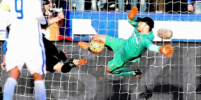 BERGAMO, ITALY - JANUARY 16: Samir Handanovic of FC Internazionale in action during the Serie A match between Atalanta BC and FC Internazionale Milano at Stadio Atleti Azzurri d'Italia on January 16, 2016 in Bergamo, Italy. (Photo by Claudio Villa - Inter/Inter via Getty Images)