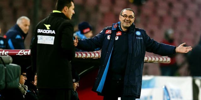 NAPLES, ITALY - JANUARY 19: Head coach FC Internazionale Roberto Mancini (L) and head coach SSC Napoli Maurizio Sarri react during the TIM Cup match between SSC Napoli and FC Internazionale Milano at Stadio San Paolo on January 19, 2016 in Naples, Italy. (Photo by Claudio Villa - Inter/Inter via Getty Images)
