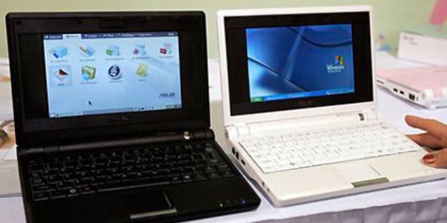 کامپیوتر Black Asus Eee با لینوکس و سفید با Windows XP در کنار یکدیگر.