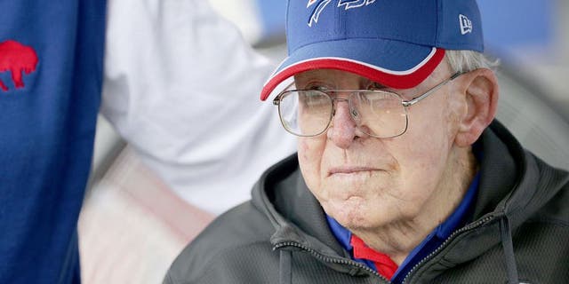 ORCHARD PARK, NY - SEPTEMBER 13: Former NFL Head Coach Buddy Ryan watches the Buffalo Bills and the Indianapolis Colts warm up before the game at Ralph Wilson Stadium on September 13, 2015 in Orchard Park, New York. (Photo by Brett Carlsen/Getty Images)