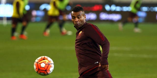 MELBOURNE, AUSTRALIA - JULY 17: Ashley Cole of AS Roma kicks the ball during an AS Roma training session at Melbourne Cricket Ground on July 17, 2015 in Melbourne, Australia. (Photo by Robert Cianflone/Getty Images)