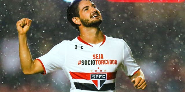 SAO PAULO, BRAZIL - MAY 10: Alexandre Pato #11 of Sao Paulo celebrates their second goal during the match between Sao Paulo and Flamengo for the Brazilian Series A 2015 at Morumbi stadium on May 10, 2015 in Sao Paulo, Brazil. (Photo by Alexandre Schneider/Getty Images)