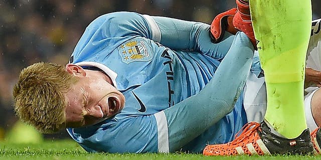 Manchester City's Belgian midfielder Kevin De Bruyne (L) reacts as he talks with Everton's Spanish goalkeeper Joel Robles before being stretchered off during the English League Cup semi-final second leg football match between Manchester City and Everton the Etihad Stadium in Manchester, north west England, on January 27, 2016. / AFP / Paul Ellis / RESTRICTED TO EDITORIAL USE. No use with unauthorized audio, video, data, fixture lists, club/league logos or 'live' services. Online in-match use limited to 75 images, no video emulation. No use in betting, games or single club/league/player publications. / (Photo credit should read PAUL ELLIS/AFP/Getty Images)