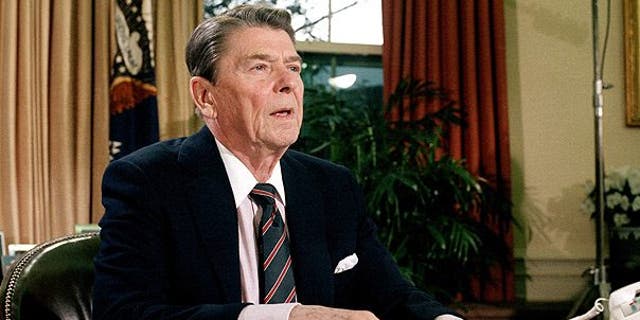 1986 年 1 月 28 日，罗纳德·里根总统在就挑战者号航天飞机爆炸向全国发表讲话后出现在椭圆形办公室（美联社）