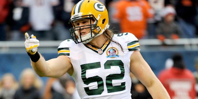 CHICAGO, IL - DECEMBER 16: Clay Matthews #52 of the Green Bay Packers warms-up before the game against the Chicago Bears on December 16, 2012 at Soldier Field in Chicago, Illinois. The Green Bay Packers defeated the Chicago Bears 21-13. (Photo by David Banks/Getty Images)