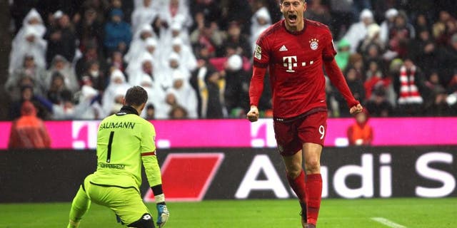 MUNICH, GERMANY - JANUARY 31: Robert Lewandowski (R) of Bayern Muenchen celebrates his first goal against goalkeeper Oliver Baumann of Hoffenheim during the Bundesliga match between FC Bayern Muenchen and 1899 Hoffenheim at Allianz Arena on January 31, 2016 in Munich, Germany. (Photo by A. Beier/Getty Images for FC Bayern)