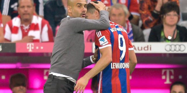 (GERMANY OUT) Cheftrainer Josep Pep Guardiola (Bayern) umarmt Robert Lewandowski (Bayern) nach seiner Auswechslung waehrend dem Fussball Bundesliga Spiel FC Bayern Muenchen gegen VFL Wolfsburg am 1. Spieltag der Saison 2014/2015 in der Allianz Arena am 22. August 2014 in Muenchen. Endstand 2:1. (Photo by GASPA/ullstein bild via Getty Images)
