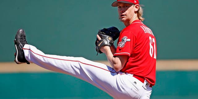 Cincinnati Reds starting pitcher Bronson Arroyo warms up prior to a spring training baseball game against the Milwaukee Brewers, Sunday, March 12, 2017, in Goodyear, Ariz. (AP Photo/Ross D. Franklin)