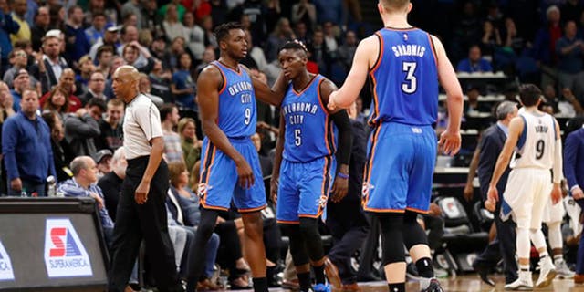 Oladipo mengangkat Thunder tanpa Russ atas Wolves, 100-98