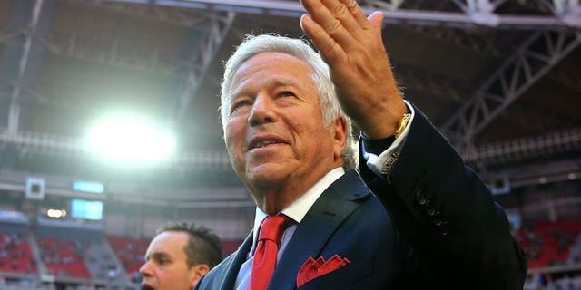 GLENDALE, AZ - FEBRUARY 01: New England Patriots owner Robert Kraft walks on the field prior to Super Bowl XLIX at University of Phoenix Stadium on February 1, 2015 in Glendale, Arizona. (Photo by Elsa/Getty Images)