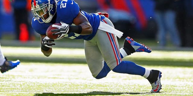 EAST RUTHERFORD, NJ - DECEMBER 30: Stevie Brown #27 of the New York Giants intercepts the ball against the Philadelphia Eagles during their game against the at MetLife Stadium on December 30, 2012 in East Rutherford, New Jersey. (Photo by Al Bello/Getty Images)