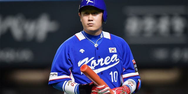 SAPPORO, JAPAN - NOVEMBER 08: Infielder Lee Dae Ho #10 of South Korea returns to the dogout after the strike outin the top of the second inning during the WBSC Premier 12 match between Japan and South Korea at the Sapporo Dome on November 8, 2015 in Sapporo, Hokkaido, Japan. (Photo by Atsushi Tomura/Getty Images)
