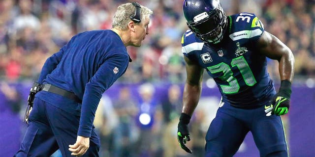 GLENDALE, AZ - FEBRUARY 01: Head coach Pete Carroll of the Seattle Seahawks speaks to Kam Chancellor #31 in the second half against the New England Patriots during Super Bowl XLIX at University of Phoenix Stadium on February 1, 2015 in Glendale, Arizona. (Photo by Rob Carr/Getty Images)