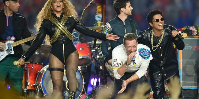 (L-R) Beyonce, Chris Martin and Bruno Mars perform during Super Bowl 50 between the Carolina Panthers and the Denver Broncos at Levi's Stadium in Santa Clara, California, on February 7, 2016. / AFP / TIMOTHY A. CLARY (Photo credit should read TIMOTHY A. CLARY/AFP/Getty Images)
