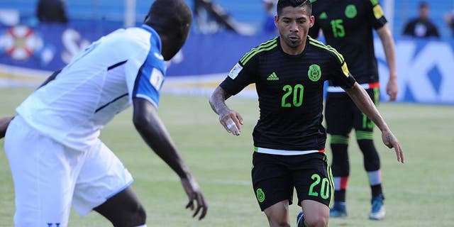 Honduras' Wilmer Crisanto (L) and Mexico's Javier Aquino vie for the ball during the Russia 2018 FIFA World Cup Concacaf Qualifiers football match, in San Pedro Sula, on November 17, 2015. AFP PHOTO / ORLANDO SIERRA (Photo credit should read ORLANDO SIERRA/AFP/Getty Images)