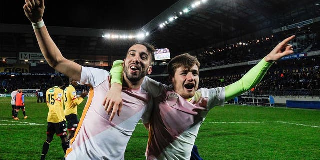 Sochaux' French midfielder Florian Tardieu (L) and Sochaux' French forward Thomas Robinet (R), jubilate at the end of the French cup round of 8 football match between Sochaux (FCSM) and Monaco (ASM) at the Auguste Bonal Stadium in Montbeliard, on February 9, 2016. / AFP / SEBASTIEN BOZON (Photo credit should read SEBASTIEN BOZON/AFP/Getty Images)