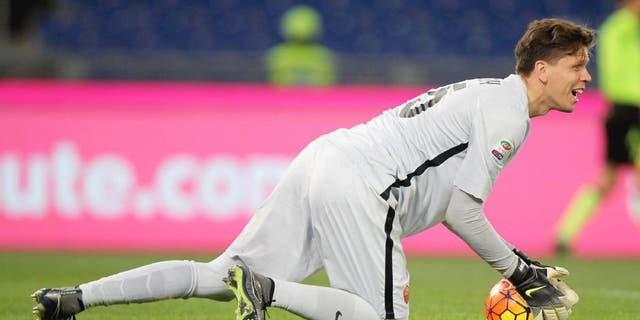 ROME, ITALY - FEBRUARY 07: AS Roma goalkeeper Wojchiech Szczesny in action during the Serie A match between AS Roma and UC Sampdoria at Stadio Olimpico on February 7, 2016 in Rome, Italy. (Photo by Paolo Bruno/Getty Images)