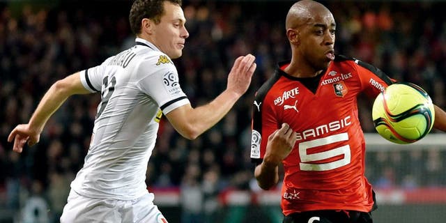 Angers' French midfielder Vincent Manceau (L) fights for the ball with Rennes' Cape Verdean midfielder Gelson Fernandes (R) during the French L1 football match Rennes vs Angers at the Roazhon Park stadium on February 12, 2016 in Rennes, western France. AFP PHOTO / LOIC VENANCE / AFP / LOIC VENANCE (Photo credit should read LOIC VENANCE/AFP/Getty Images)