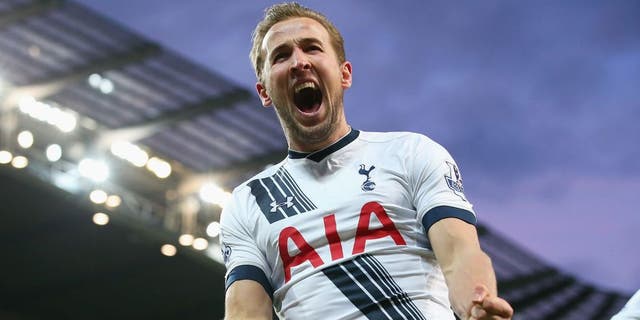 MANCHESTER, ENGLAND - FEBRUARY 14: Harry Kane of Tottenham Hotspur celebrates scoring his penalty during the Barclays Premier League match between Manchester City and Tottenham Hotspur at Etihad Stadium on February 14, 2016 in Manchester, England. (Photo by Alex Livesey/Getty Images)