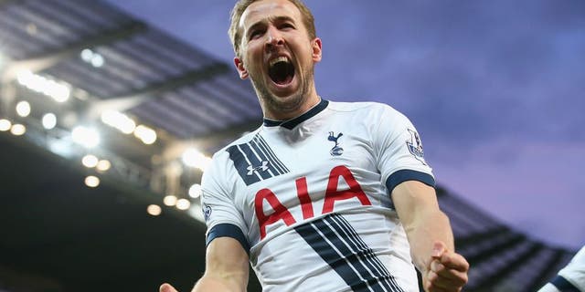 MANCHESTER, ENGLAND - FEBRUARY 14: Harry Kane of Tottenham Hotspur celebrates scoring his penalty during the Barclays Premier League match between Manchester City and Tottenham Hotspur at Etihad Stadium on February 14, 2016 in Manchester, England. (Photo by Alex Livesey/Getty Images)
