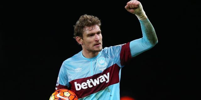 BOURNEMOUTH, ENGLAND - JANUARY 12: Nikica Jelavic of West Ham United celebrates victory after the Barclays Premier League match between A.F.C. Bournemouth and West Ham United at Vitality Stadium on January 12, 2016 in Bournemouth, England. (Photo by Ian Walton/Getty Images)