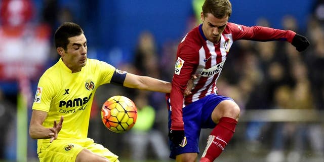 Villarreal's midfielder Bruno Soriano (L) vies with Atletico Madrid's French forward Antoine Griezmann during the Spanish league football match Club Atletico de Madrid vs Villarreal CF at the Vicente Calderon stadium in Madrid on February 21, 2016. / AFP / JAVIER SORIANO (Photo credit should read JAVIER SORIANO/AFP/Getty Images)