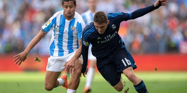 MALAGA, SPAIN - FEBRUARY 21: Mateo Kovacic (R) of Real Madrid CF competes for the ball with Roberto Rosales (L) of Malaga CF during the La Liga match between Malaga CF and Real Madrid CF at La Rosaleda Stadium on February 21, 2016 in Malaga, Spain. (Photo by Gonzalo Arroyo Moreno/Getty Images)