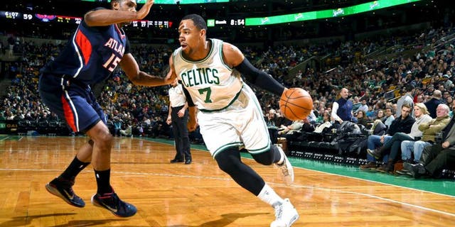 BOSTON, MA - ‰ FEBRUARY 11: Jared Sullinger #7 of the Boston Celtics drives to the basket against Al Horford #15 of the Atlanta Hawks during the game on February 11, 2015 at TD Garden in Boston, Massachusetts. NOTE TO USER: User expressly acknowledges and agrees that, by downloading and or using this Photograph, user is consenting to the terms and conditions of the Getty Images License Agreement. Mandatory Copyright Notice: Copyright 2015 NBAE (Photo by Brian Babineau/NBAE via Getty Images)