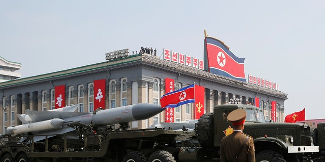 Los misiles cruzan la línea con Kim Jong Un y otros funcionarios de alto rango durante un desfile militar que marca el cumpleaños del difunto padre fundador de Corea del Norte, Kim Il Sung, en Pyongyang.