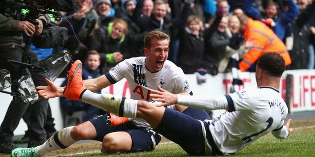 LONDON, ENGLAND - MARCH 05: Harry Kane (L) of Tottenham Hotspur celebrates scoring his team's second goal with his team mate Kyle Walker (R) during the Barclays Premier League match between Tottenham Hotspur and Arsenal at White Hart Lane on March 5, 2016 in London, England. (Photo by Clive Rose/Getty Images)