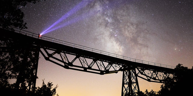 英仙座流星在2018年8月14日在土耳其乌萨克（Esak）埃斯梅（Esme）区的天空中划过条纹，摄影师将手电筒保持在夜空中。
