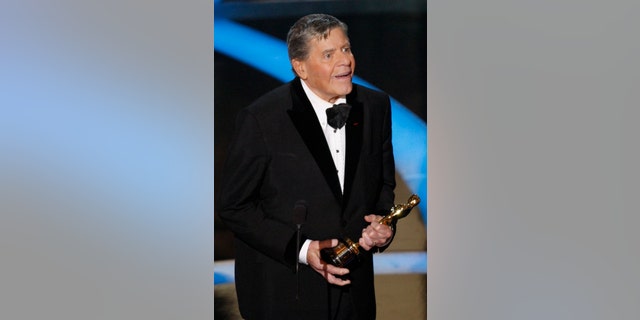 Jerry Lewis holds the Jean Hersholt Humanitarian Award during the 81st Academy Awards in Hollywood, California February 22, 2009.  REUTERS/Gary Hershorn  (UNITED STATES) (OSCARS-SHOW) - RTXBYQQ