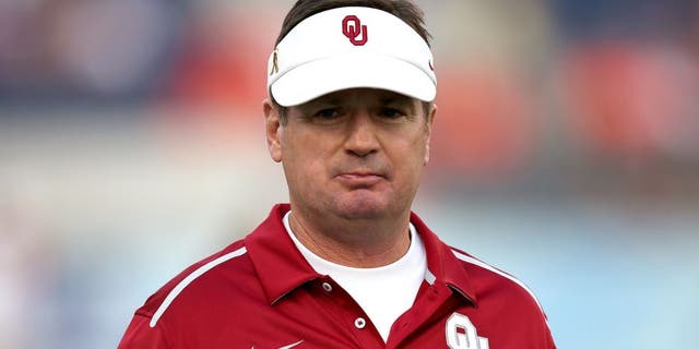 Head coach Bob Stoops of the Oklahoma Sooners is seen during the NCAA Russell Athletic Bowl between the Clemson Tigers and the Oklahoma Sooners on December 29, 2014 in Orlando, Florida. Clemson won the game by a score of 40-6. (Photo by Alex Menendez/Getty Images)