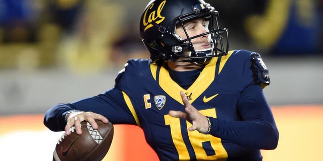 BERKELEY, CA - NOVEMBER 28: Jared Goff #16 of the California Golden Bears drops back to pass against the Arizona State Sun Devils during the second half of their NCAA football game at California Memorial Stadium on November 28, 2015 in Berkeley, California. (Photo by Thearon W. Henderson/Getty Images)