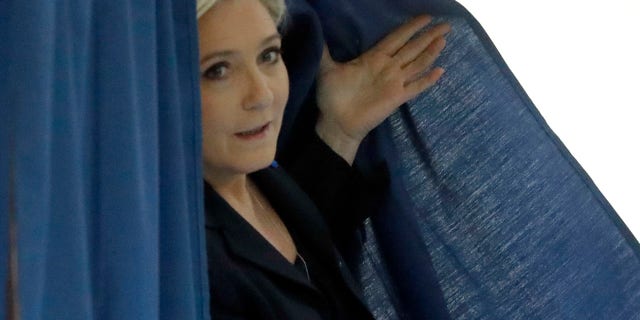 La candidata de extrema derecha Marine Le Pen sale del lugar donde depositó su voto en la primera ronda de los comicios presidenciales en Henin-Beaumont, norte de Francia, el domingo 23 de abril de 2017. (AP Foto/Frank Augstein)