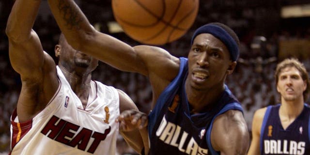 Miami, UNITED STATES: Josh Howard (R) of the Dallas Mavericks vies with Dwyane Wade of the Miami Heat during Game 5 of the NBA finals in Miami 18 June 2006. The best-of-seven series is tied 2-2. AFP PHOTO/Robert SULLIVAN (Photo credit should read ROBERT SULLIVAN/AFP/Getty Images)