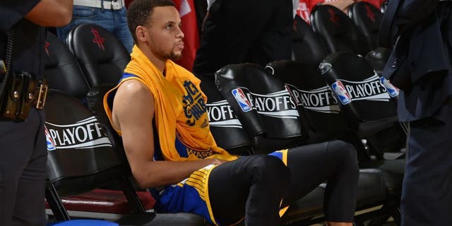 HOUSTON, TX - APRIL 24: Stephen Curry #30 and Steve Kerr of the Golden State Warriors talk after warming up during halftime of Game Four of the Western Conference Quarterfinals against the Houston Rockets during the 2016 NBA Playoffs on April 24, 2016 at the Toyota Center in Houston, Texas. NOTE TO USER: User expressly acknowledges and agrees that, by downloading and or using this photograph, User is consenting to the terms and conditions of the Getty Images License Agreement. Mandatory Copyright Notice: Copyright 2016 NBAE (Photo by Bill Baptist/NBAE via Getty Images)